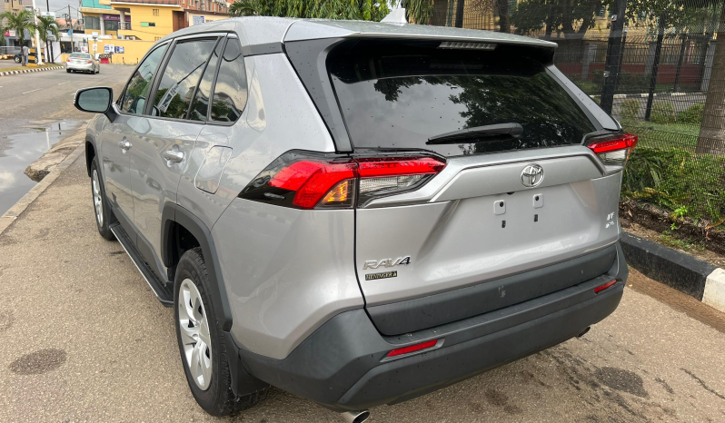 
								Toyota Rav 4 LE full									