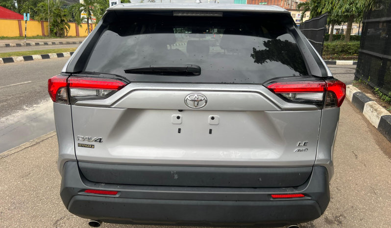 
								Toyota Rav 4 LE full									