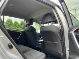 
										Toyota Rav 4 LE full									